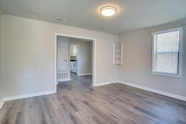Building Photo - Central Pensacola 2BR Home with Fenced Yard, Updated Interior & Immediate Availability