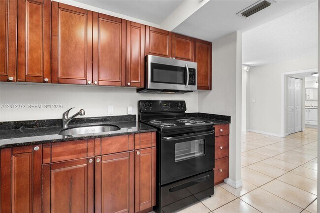 Building Photo - 3401 N Country Club Dr