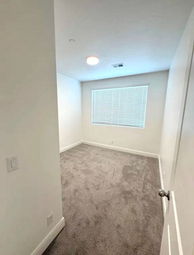 Building Photo - Beautiful Desert Color Condo!!