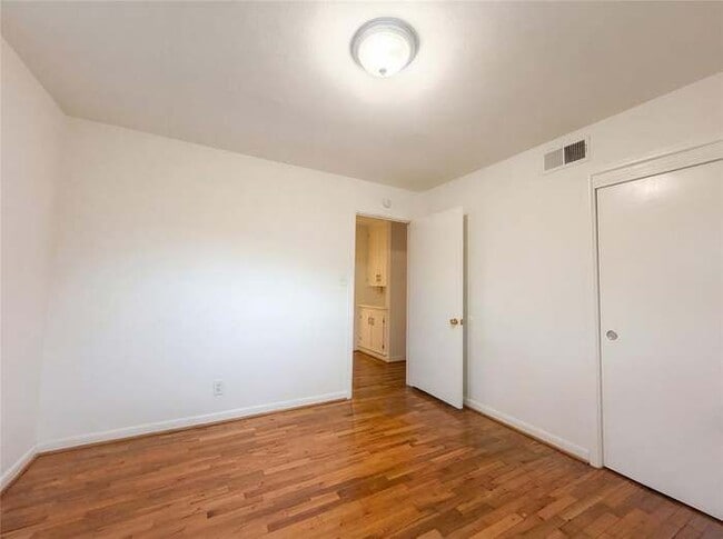 Building Photo - 509 Robinhood Dr