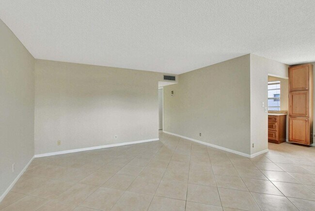 Building Photo - 187 Normandy Ln