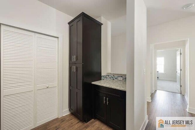 Building Photo - 421 Tavern Rd