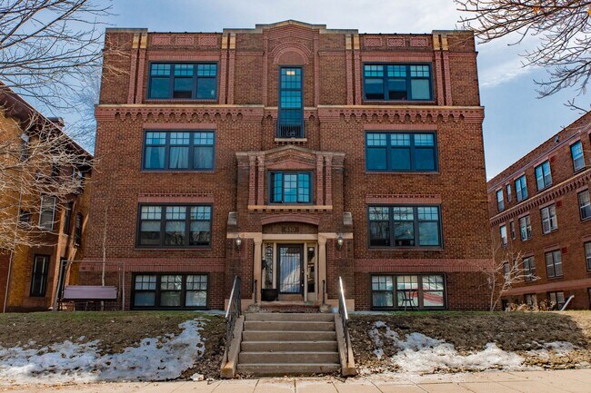 Building Photo - 610 Summit Apartments