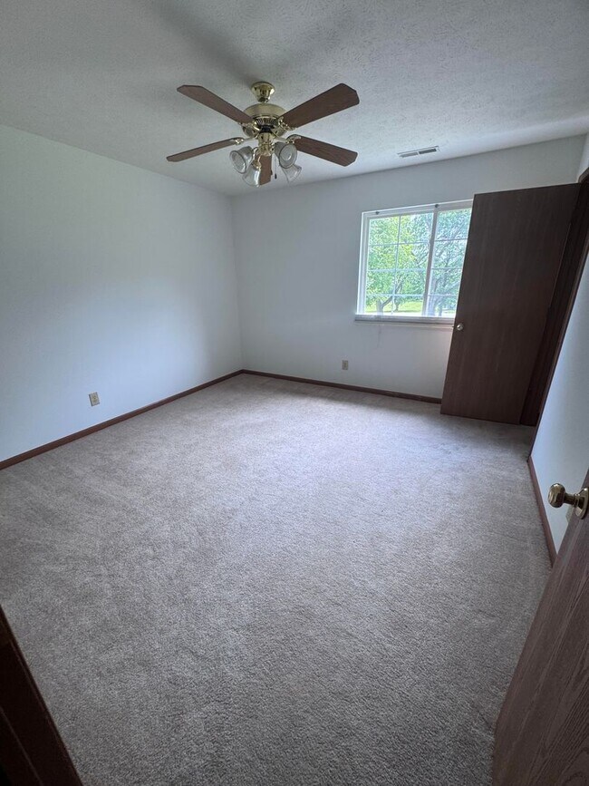 Building Photo - 5 Bd 2.5 Ba