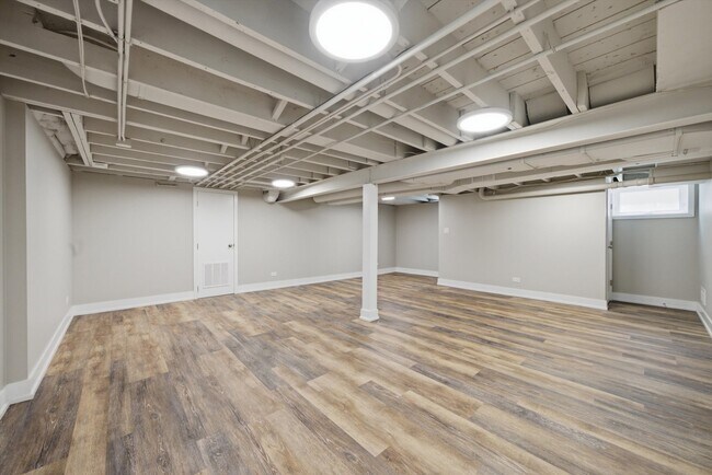 Building Photo - 586 S Hawthorne Ave