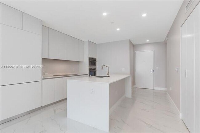 Building Photo - 700 NE 24th St