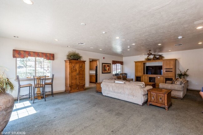 Building Photo - 3 Bedroom Townhome with Private Patio