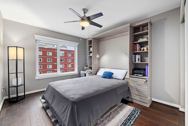 Building Photo - 2Bd/1.75Ba Seattle Condo