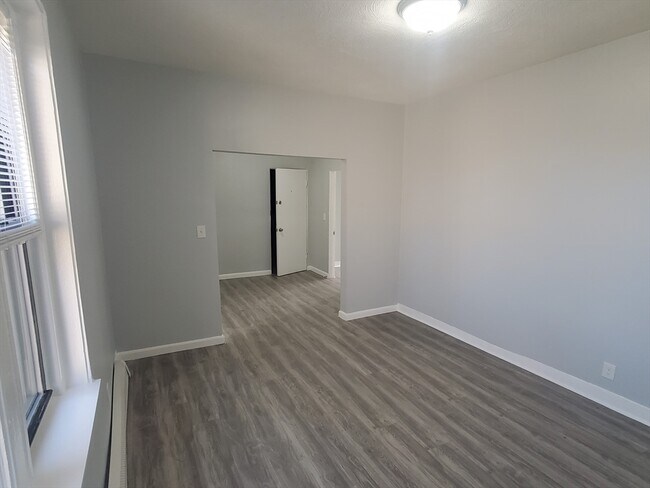 Building Photo - 14 Abbotsford St