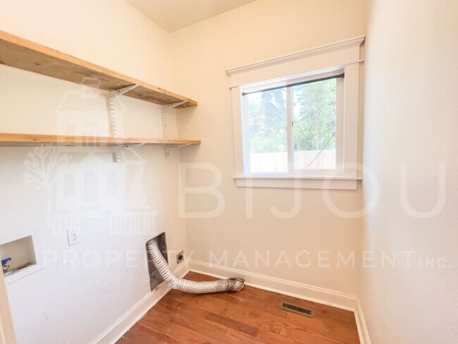 Building Photo - Patty Jewett Bungalow