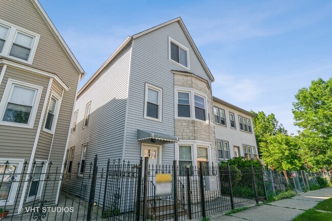 Primary Photo - 2909 N Ridgeway Ave