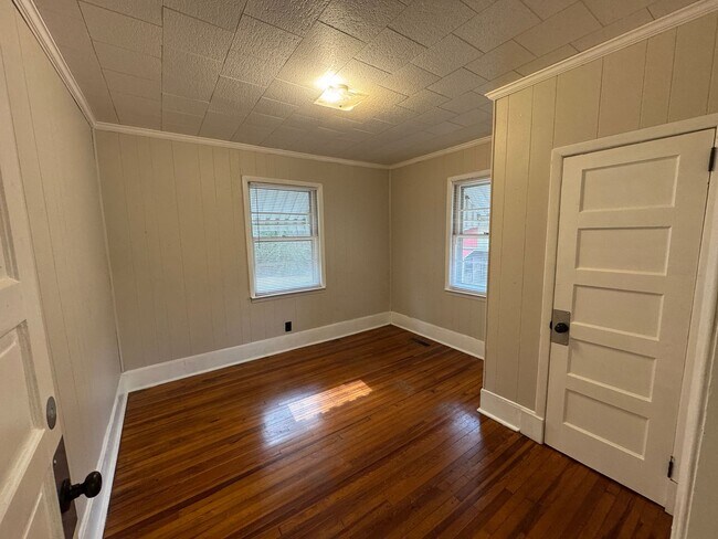 Building Photo - Available to Show