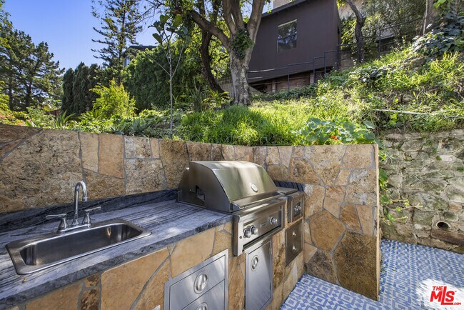 Building Photo - 631 Cross Ave