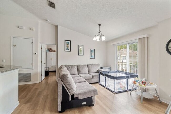 Building Photo - Charming 2 Bedroom/2 Bathroom Wesley Chape...