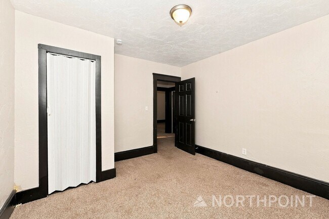 Building Photo - 10911 Hathaway Ave