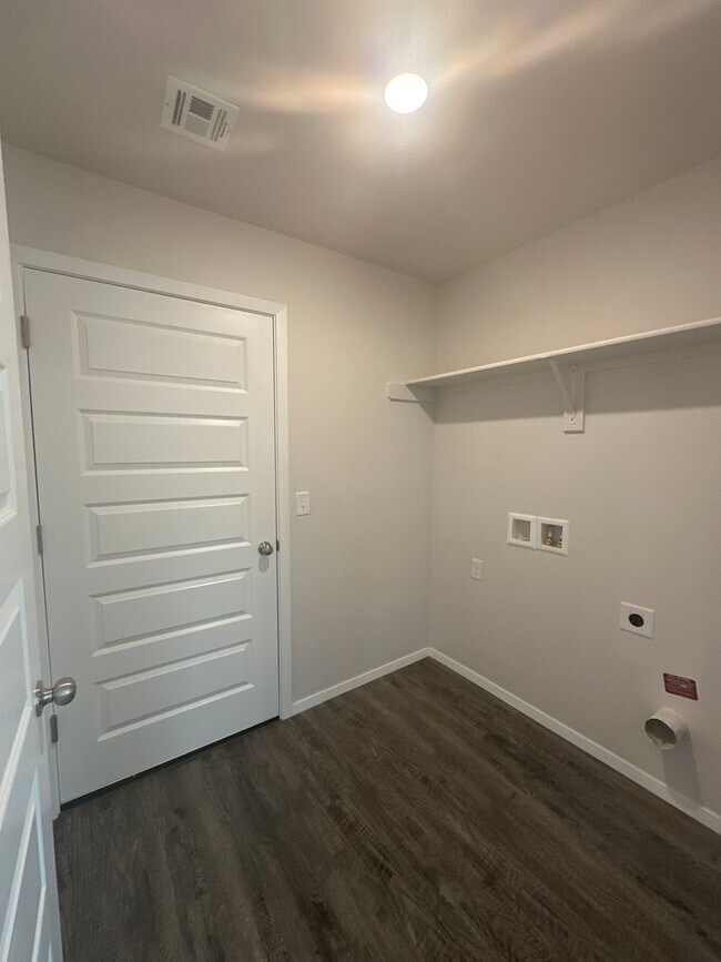 Building Photo - Pre-Leasing Now! Charming Three Bed | Two Bath Home in Broken Arrow