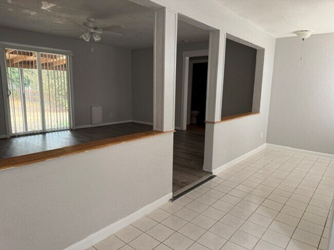 Building Photo - 1690 Longview Way NW