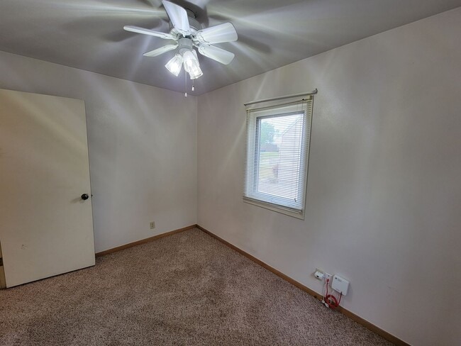 Building Photo - 4 bedroom 2 bath near campus!