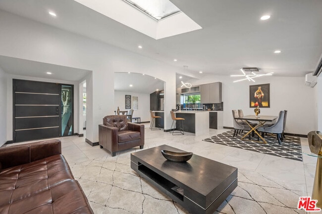 Building Photo - 20412 Oxnard St