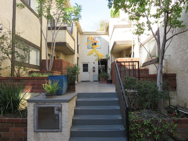 Building Photo - 3353 Shelby Dr