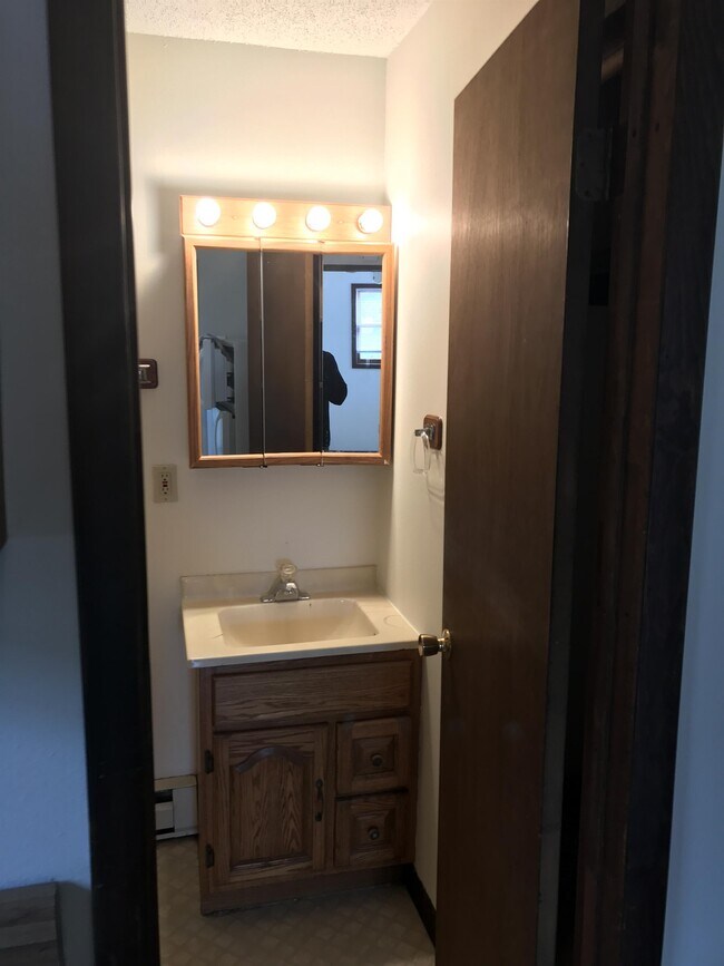 Building Photo - 706 W 1st St