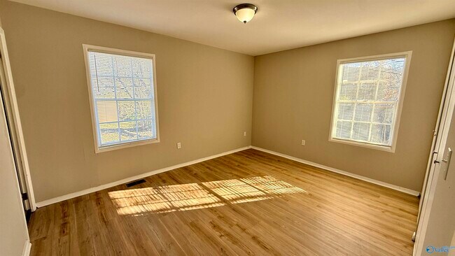 Building Photo - 2004 Chambers Dr NE