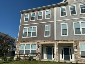 Building Photo - 325 Crab Apple Dr