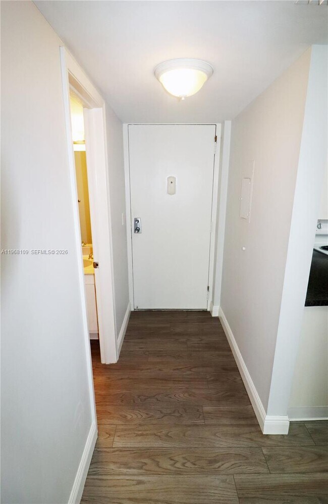 Building Photo - 1301 River Reach Dr