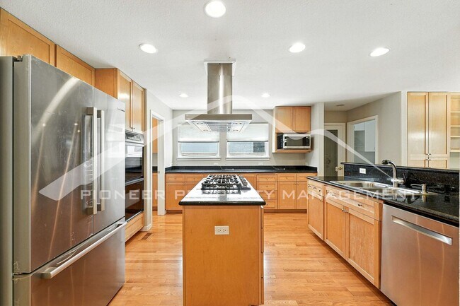 Building Photo - Luxury Meets Location – Impeccable 5BR Hom...