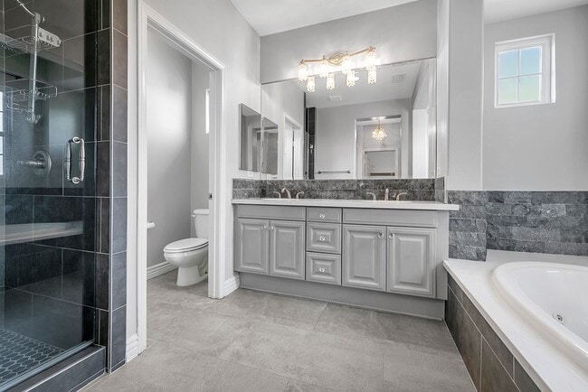 Building Photo - Gorgeous 5 Bedroom Home Behind the Gates i...