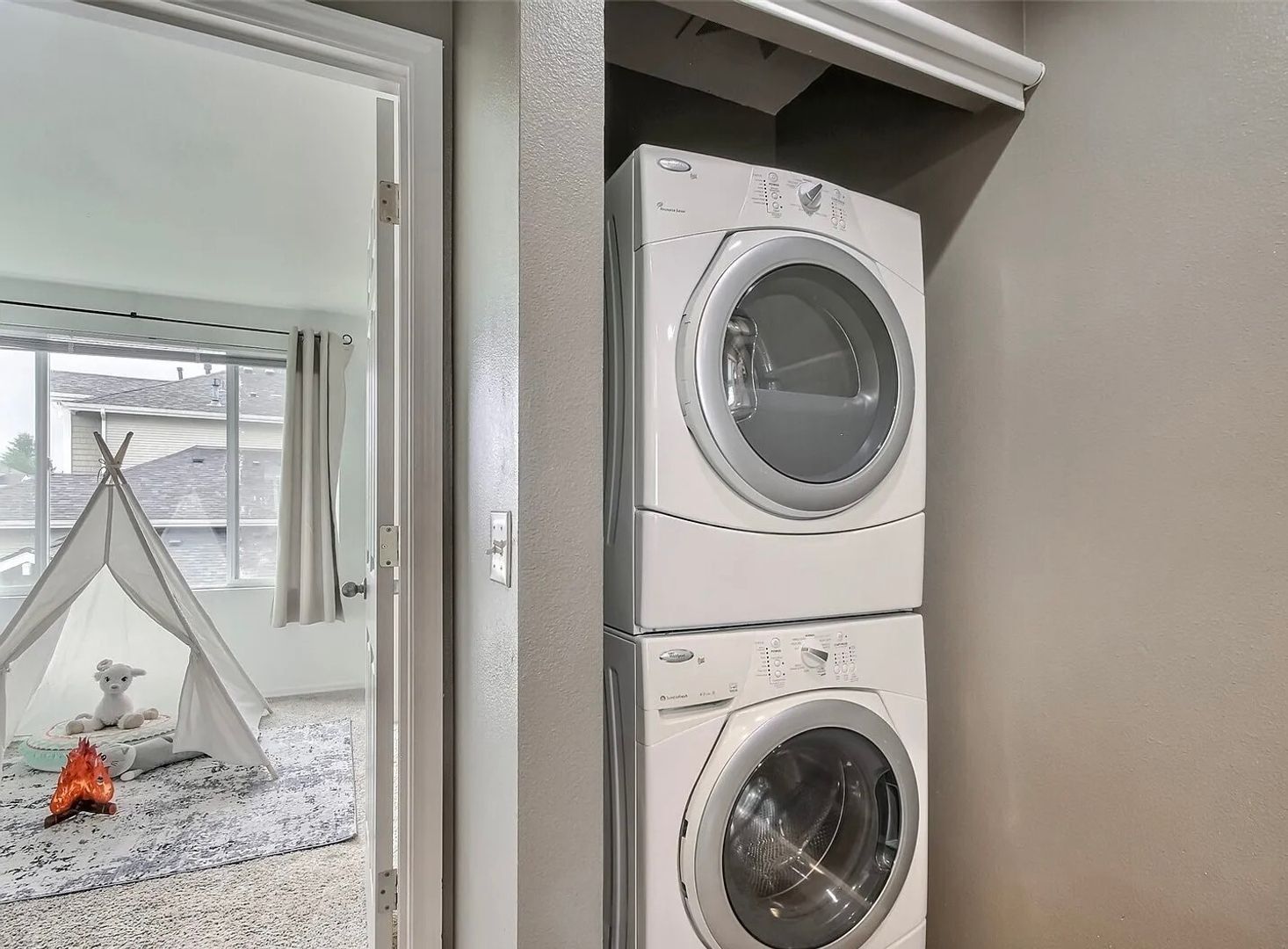 Building Photo - Bothell Townhouse