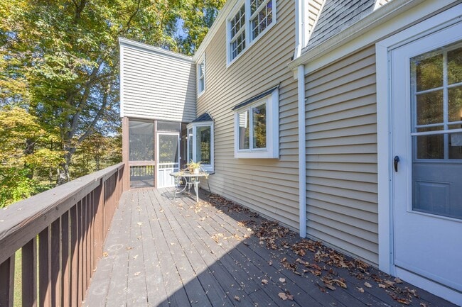Building Photo - Charming 4 Bedroom Colonial with Updated K...