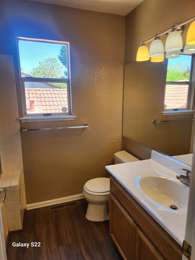Building Photo - Beautiful 4 bedroom, 3 bathroom home locat...
