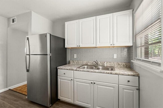 Building Photo - 220 Opal Dr