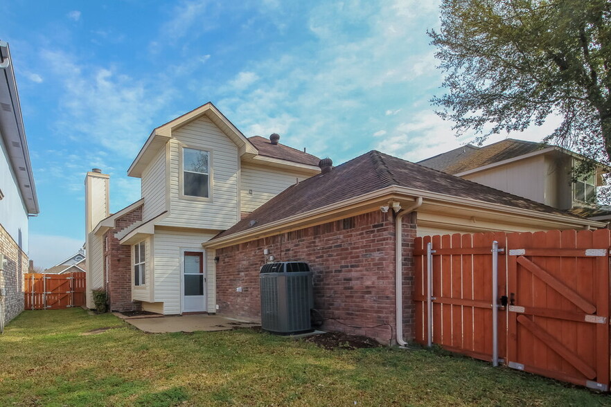 Building Photo - 2326 Weatherby Dr