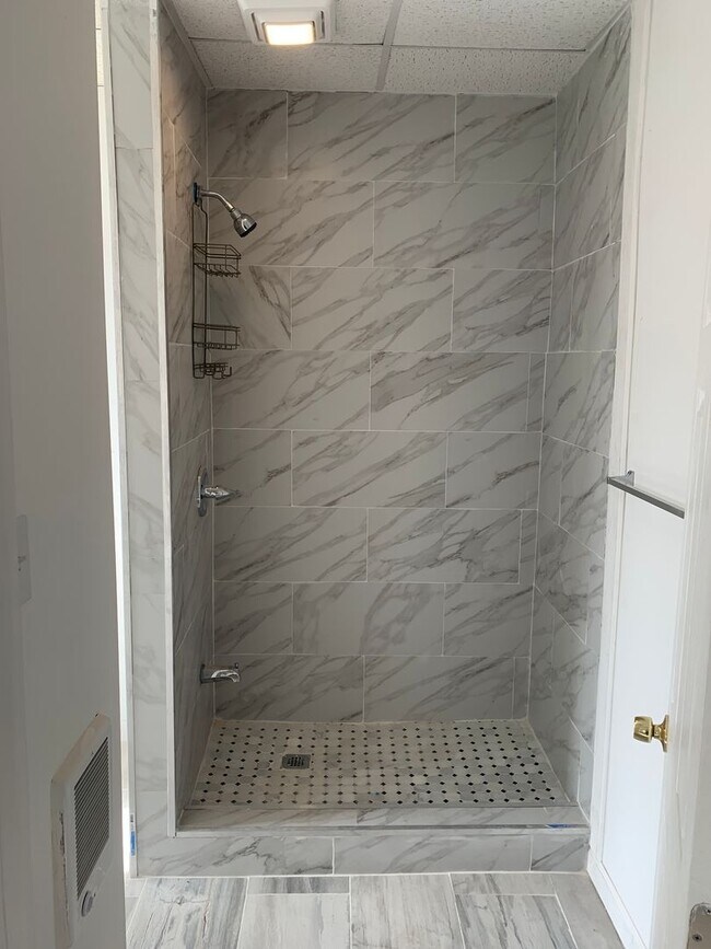 Building Photo - 2nd Floor Modern Renovated 1 Bedroom Parki...