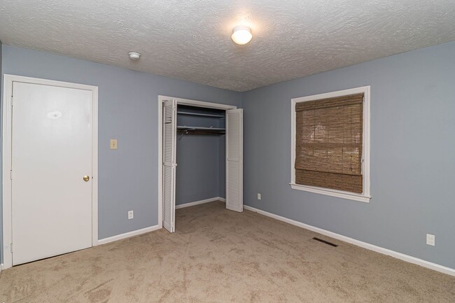 Building Photo - SPACIOUS Brick Home ~ Great location close...