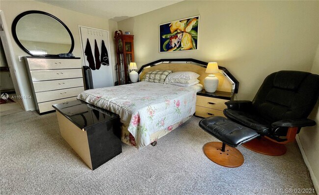 Building Photo - 8005 Lake Dr