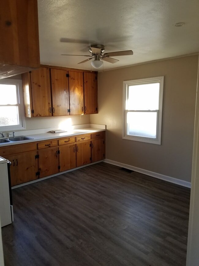 Building Photo - Make yourself at home in this clean 3-bedr...