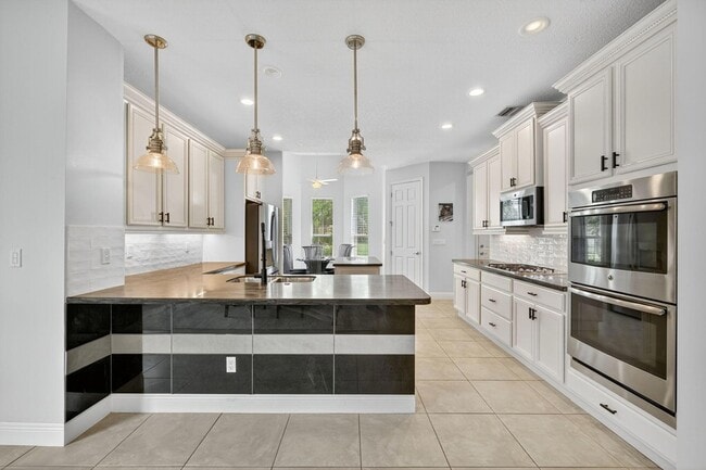 Building Photo - 9624 SW Royal Poinciana Dr