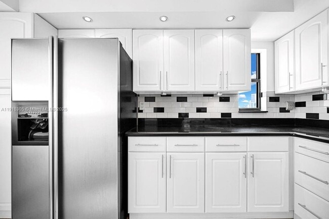 Building Photo - 1915 Brickell Ave