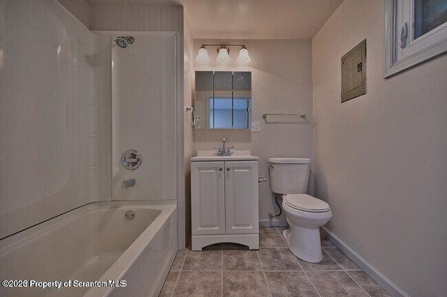 Building Photo - 200 Center St