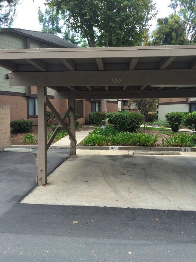 Building Photo - Spacious 1 Bedroom Unit in Pheasant Creek