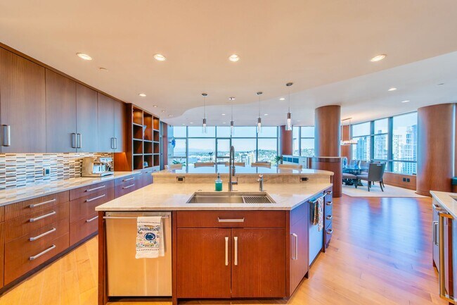 Building Photo - 2Bd/2.5Ba Seattle  Penthouse