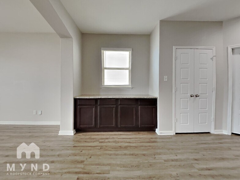 Building Photo - 2066 Rhesus Vw