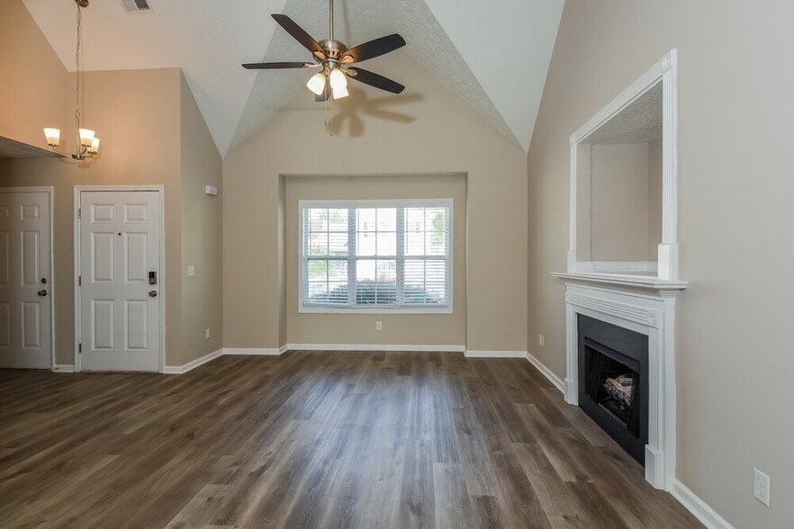 Building Photo - 301 Providence Dr