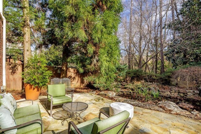 Building Photo - 2075 Willshire Glen
