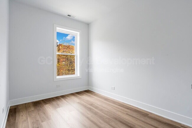 Building Photo - 3744 N Wilton Ave