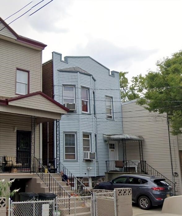 Primary Photo - 50 Montrose Ave