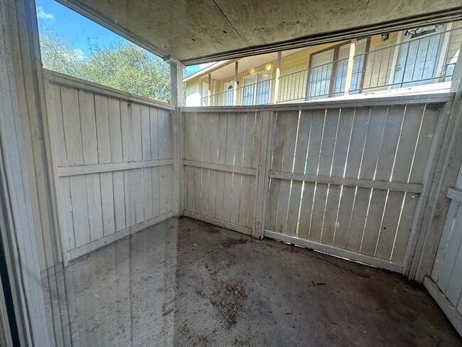 Building Photo - For Lease | 2 Bed, 1.5 Bath | 900 Sq Ft | Meadow Village